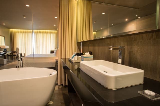 Horizon Pool Access Room King Bed