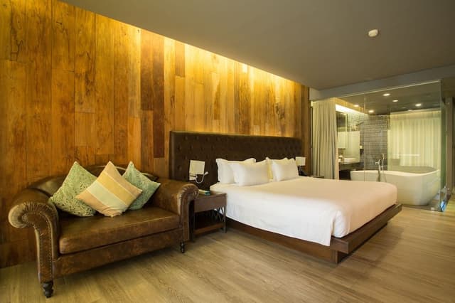 Horizon Pool Access Room King Bed