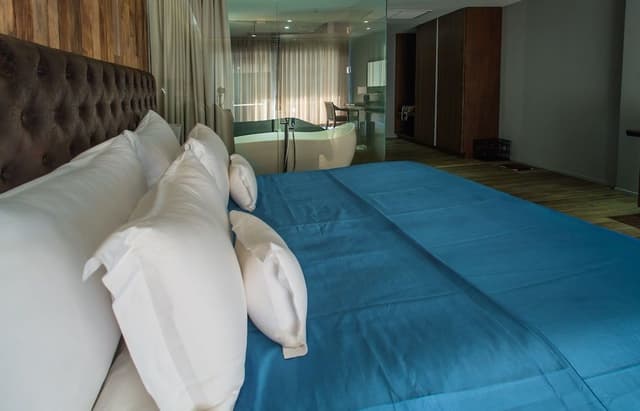 Horizon Pool Access Room King Bed