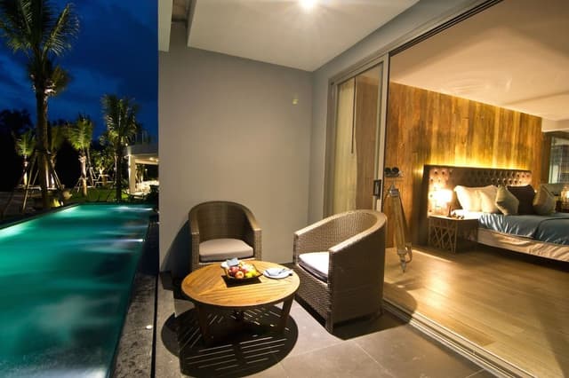 Horizon Pool Access Room King Bed
