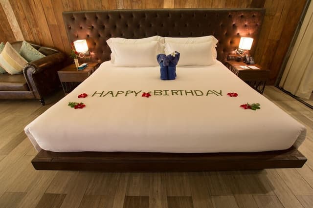 Horizon Pool Access Room King Bed
