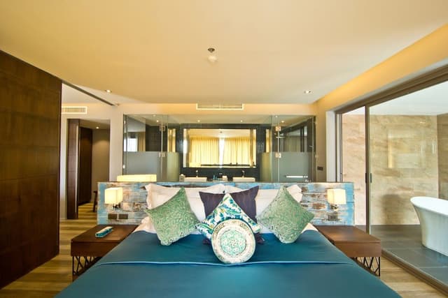 Prestige Pool Suite King Bed