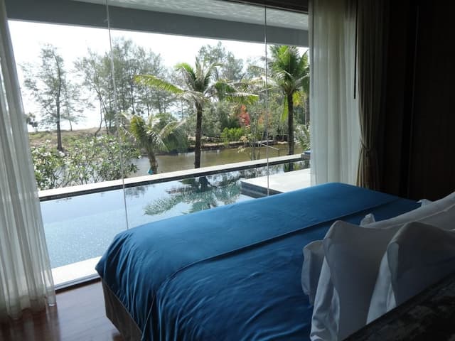 Prestige Pool Suite King Bed