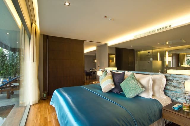 Prestige Pool Suite King Bed