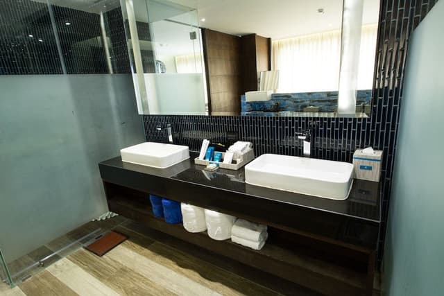 Prestige Pool Suite King Bed