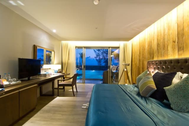 Horizon Pool Access Room King Bed