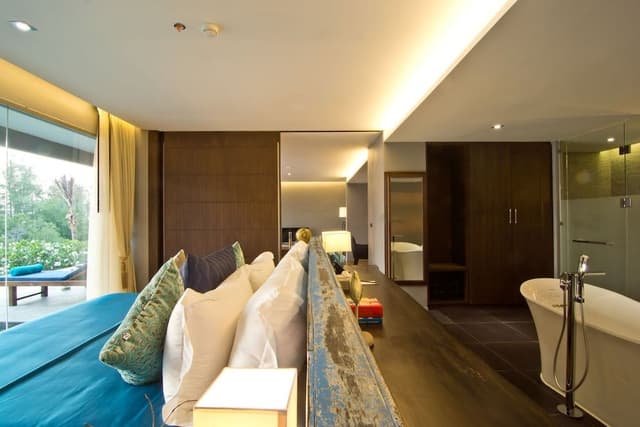 Prestige Pool Suite King Bed