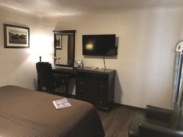 1 King Bed, Non-Smoking Room