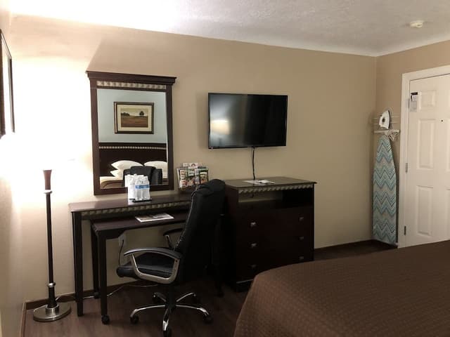 1 King Bed, Non-Smoking Room