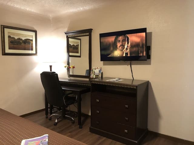 1 King Bed, Non-Smoking Room