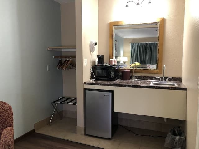 1 King Bed, Non-Smoking Room