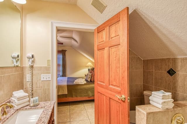 Suite, City View
