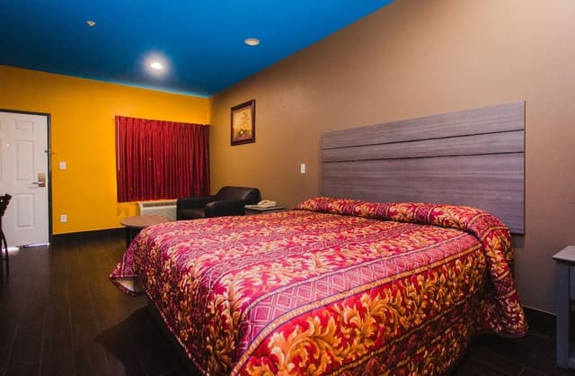 Standard Room, 1 King Bed