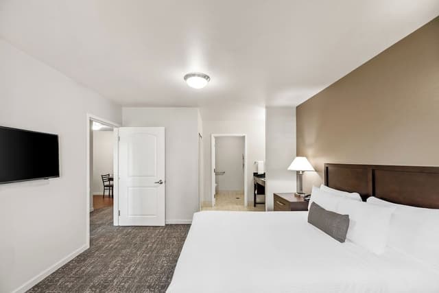 Comfort Suite, 1 Queen Bed, Accessible Roll-in Shower