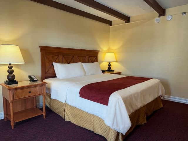 Club Room, 1 King Bed, Balcony