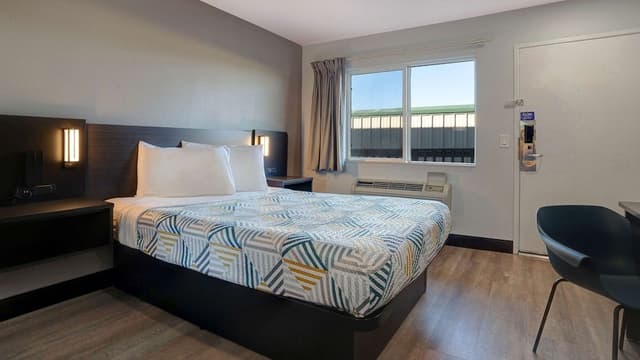 Deluxe Room, 1 Queen Bed, Non Smoking, Refrigerator & Microwave