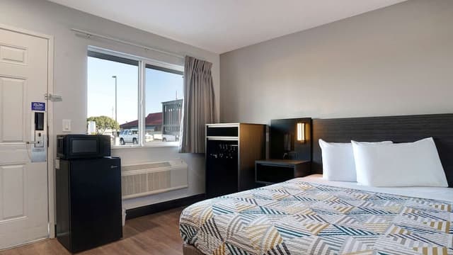 Deluxe Room, 1 Queen Bed, Non Smoking, Refrigerator & Microwave