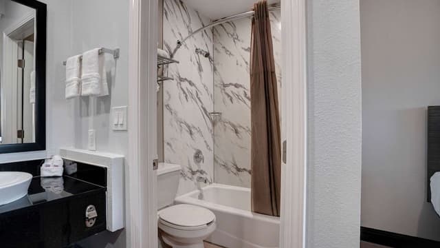Deluxe Room, 1 Queen Bed, Non Smoking, Refrigerator & Microwave