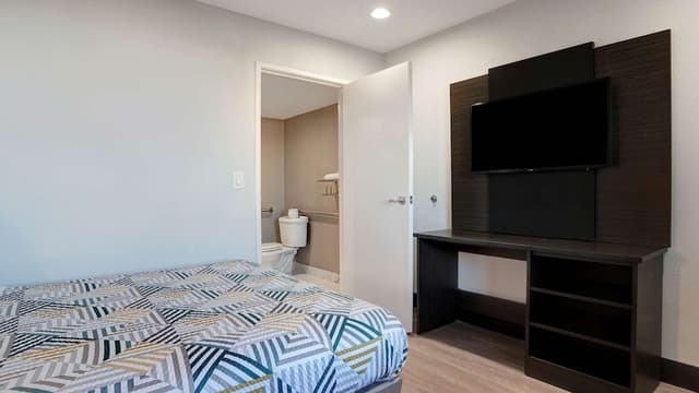 Deluxe Room, 1 Queen Bed, Non Smoking, Refrigerator & Microwave