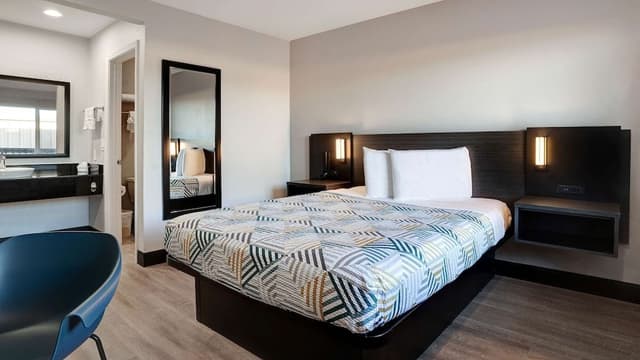 Deluxe Room, 1 Queen Bed, Non Smoking, Refrigerator & Microwave