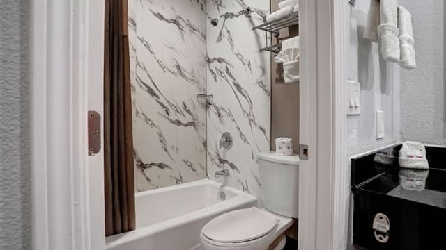 Deluxe Room, 1 Queen Bed, Non Smoking, Refrigerator & Microwave