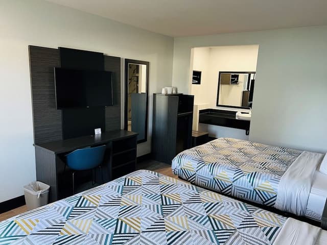 Deluxe Room, 2 Queen Beds, Non Smoking, Refrigerator & Microwave