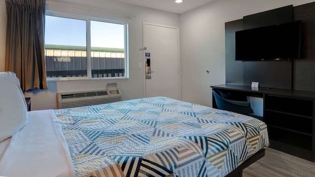 Deluxe Room, 1 Queen Bed, Non Smoking, Refrigerator & Microwave