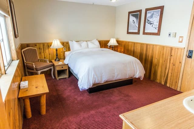 Alpine Room, 1 Queen Bed, Private Bathroom