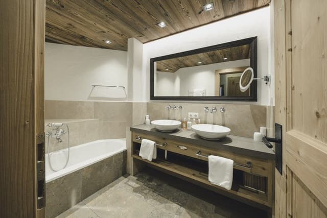 Deluxe Suite with Fireplace 95