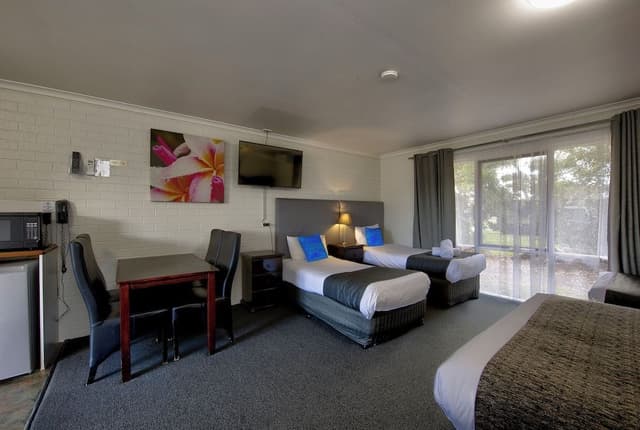 Large Family Suite (Double and 3 Singles)