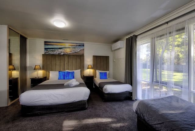 Large Family Suite (Queen and 2 Singles)