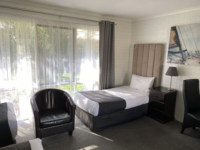 Large Family Suite (Queen and 2 Singles)
