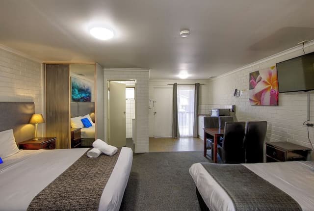 Large Family Suite (Queen and 2 Singles)