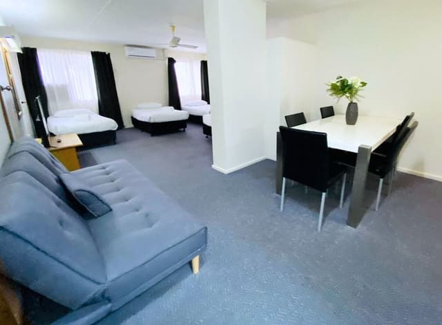 Family Room (1 Queen, 3 Singles)