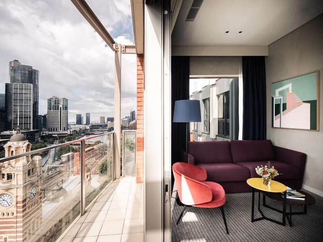 1 BEDROOM YARRA VIEW SUITE WITH BALCONY