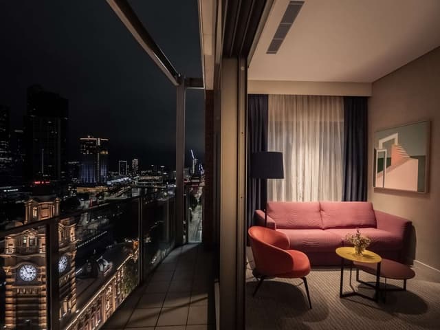 1 BEDROOM YARRA VIEW SUITE WITH BALCONY