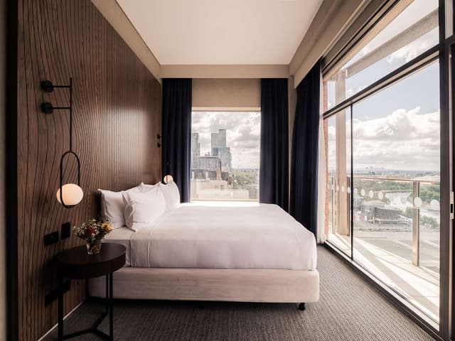 SKYLINE RIVER VIEW WITH BALCONY