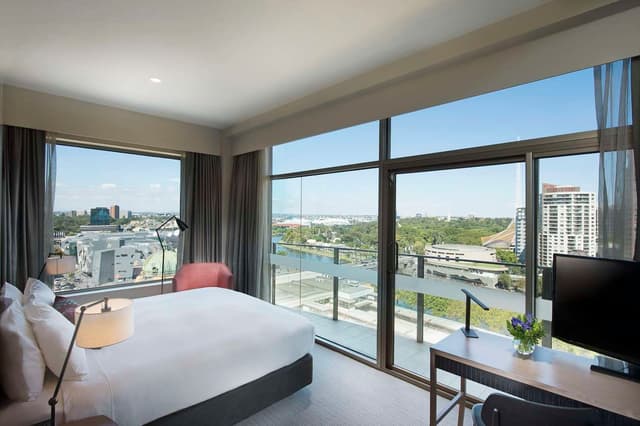 SKYLINE RIVER VIEW WITH BALCONY