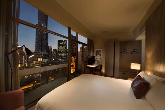 SKYLINE RIVER VIEW WITH BALCONY