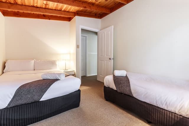 Elite Cottage, 2 Bedrooms, Fireplace, Garden View