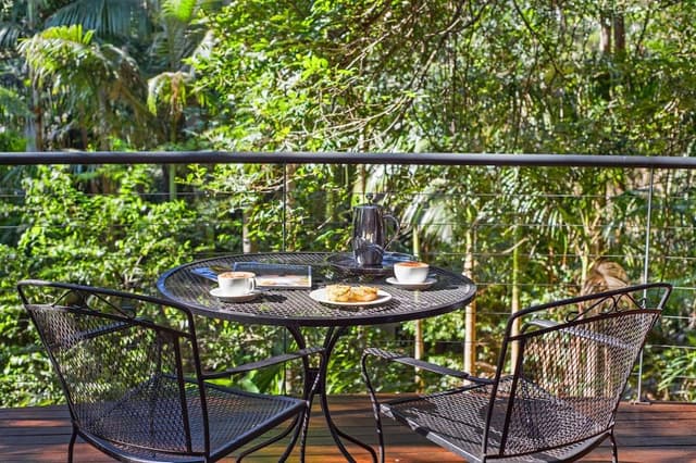 Deluxe Tree House