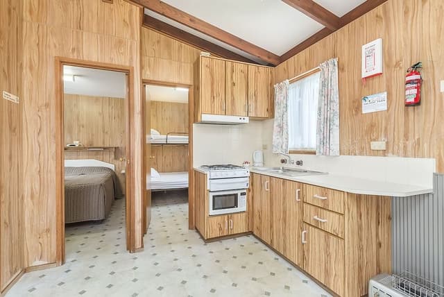 Deluxe Cabin - Linen only on queen bed