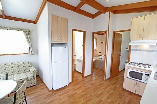 Deluxe Cabin - Linen only on queen bed