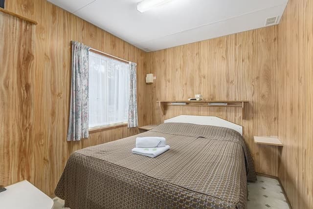 Deluxe Cabin - Linen only on queen bed