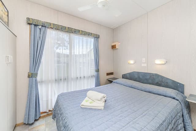Deluxe Cabin - Linen only on queen bed