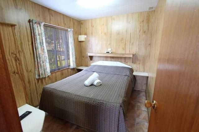 Deluxe Cabin - Linen only on queen bed