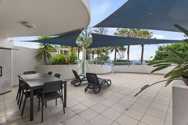 2 Bedroom Beachfront with Courtyard