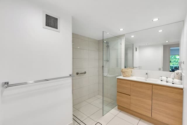 Deluxe Two Bedroom Ocean View Apartment - Top Floor