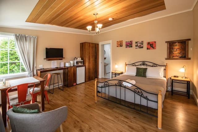 Standard Room, 1 Queen Bed, Ensuite, Garden View