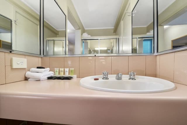 Triple Room (1 Queen, 1 Single)